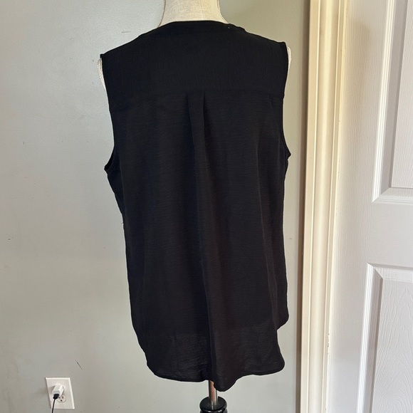 Classic Black Sleeveless Button-Down Shirt - Picture 4 of 9